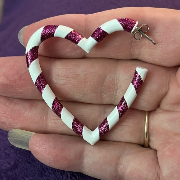 🆕Heart earrings brightly colored in white and purple stripes. NIB. - Picture 9 of 13